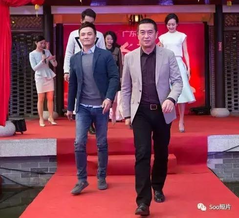 张嘉译白鹿原坐八仙椅定妆照，驼背老干部张嘉译——腰杆子挺得太直了