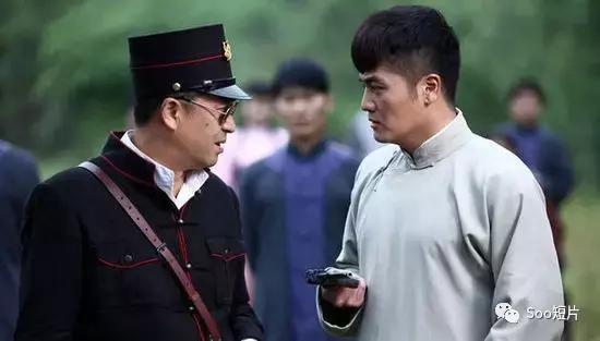 张嘉译白鹿原坐八仙椅定妆照，驼背老干部张嘉译——腰杆子挺得太直了