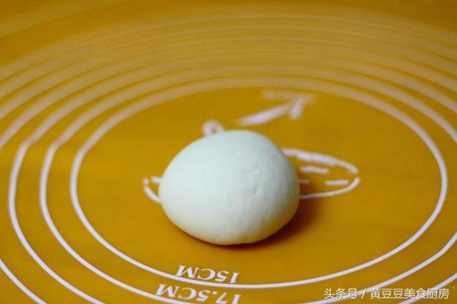 鸡蛋流沙馅怎么做，满嘴都是黄灿灿的流沙馅