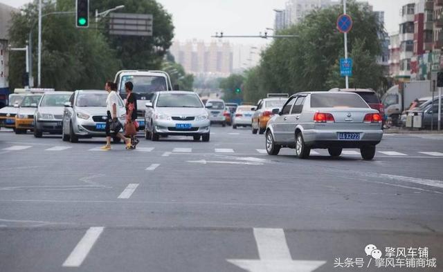 有掉头标志的路口红灯可以调头吗，开车左转时遇到红灯