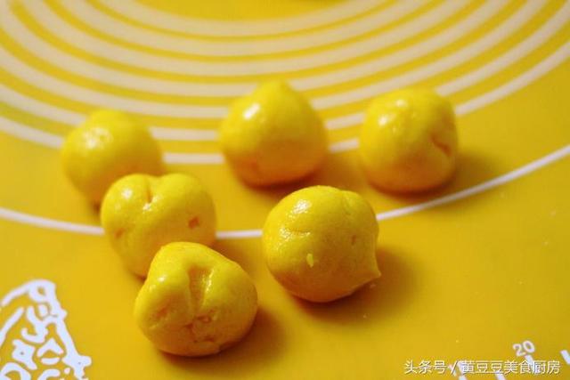 鸡蛋流沙馅怎么做，满嘴都是黄灿灿的流沙馅