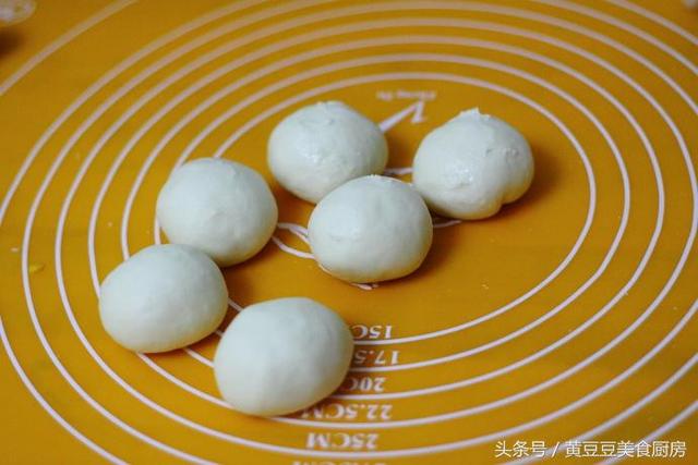 鸡蛋流沙馅怎么做，满嘴都是黄灿灿的流沙馅
