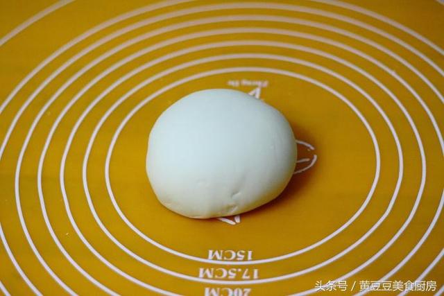 鸡蛋流沙馅怎么做，满嘴都是黄灿灿的流沙馅