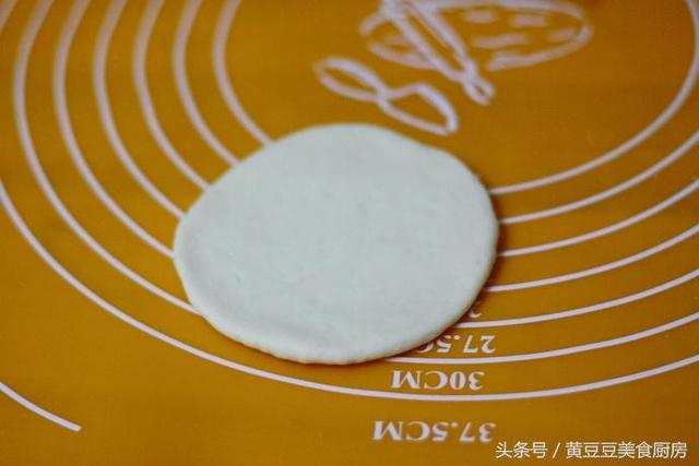 鸡蛋流沙馅怎么做，满嘴都是黄灿灿的流沙馅