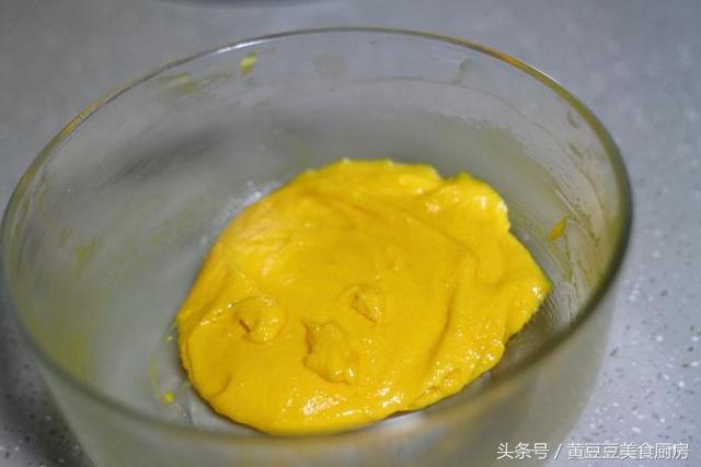 鸡蛋流沙馅怎么做，满嘴都是黄灿灿的流沙馅