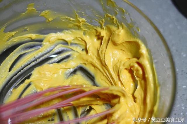 鸡蛋流沙馅怎么做，满嘴都是黄灿灿的流沙馅