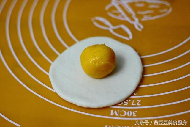 鸡蛋流沙馅怎么做，满嘴都是黄灿灿的流沙馅