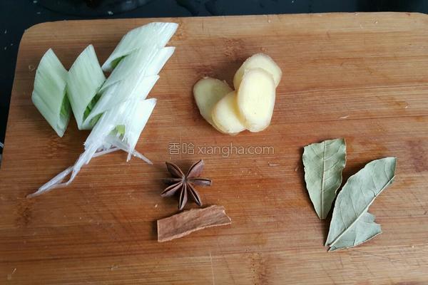 麻辣卤鸡爪好吃到连卤汁都不放过，我们一起来学做一下吧