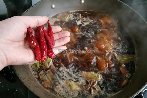 麻辣卤鸡爪好吃到连卤汁都不放过，我们一起来学做一下吧