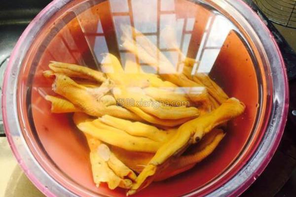 麻辣卤鸡爪好吃到连卤汁都不放过，我们一起来学做一下吧