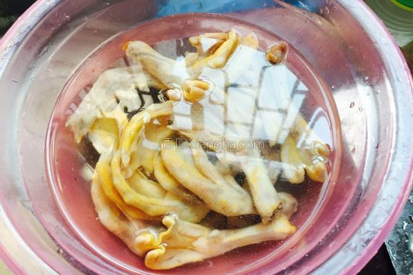 麻辣卤鸡爪好吃到连卤汁都不放过，我们一起来学做一下吧