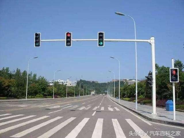 红绿灯路口，为什么右转也能被扣分罚款