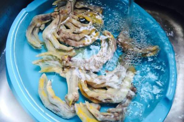 麻辣卤鸡爪好吃到连卤汁都不放过，我们一起来学做一下吧