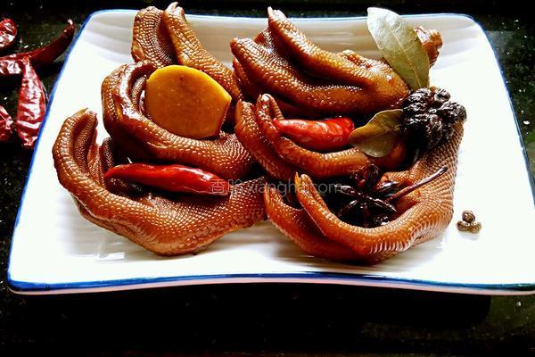 麻辣卤鸡爪好吃到连卤汁都不放过，我们一起来学做一下吧