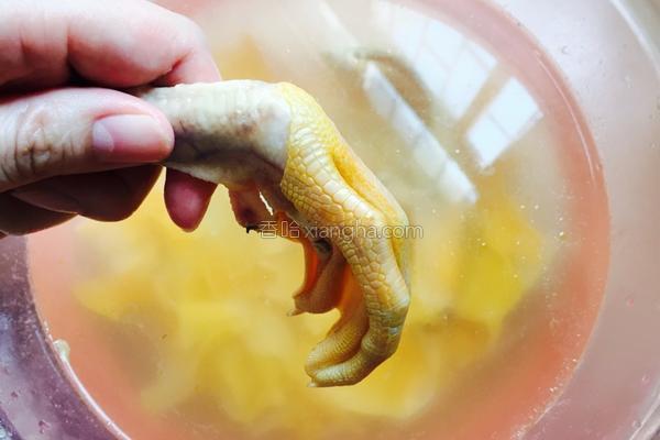 麻辣卤鸡爪好吃到连卤汁都不放过，我们一起来学做一下吧