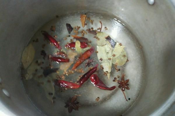 麻辣卤鸡爪好吃到连卤汁都不放过，我们一起来学做一下吧