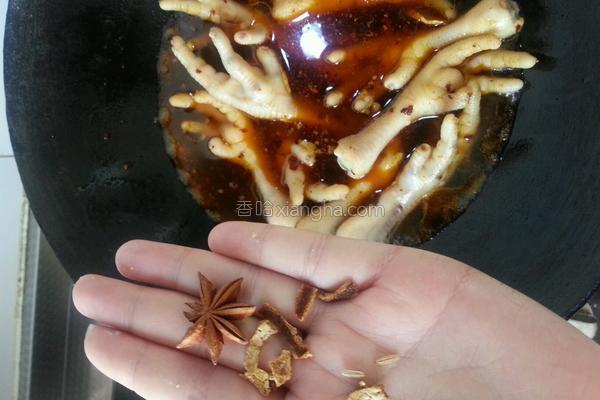 麻辣卤鸡爪好吃到连卤汁都不放过，我们一起来学做一下吧