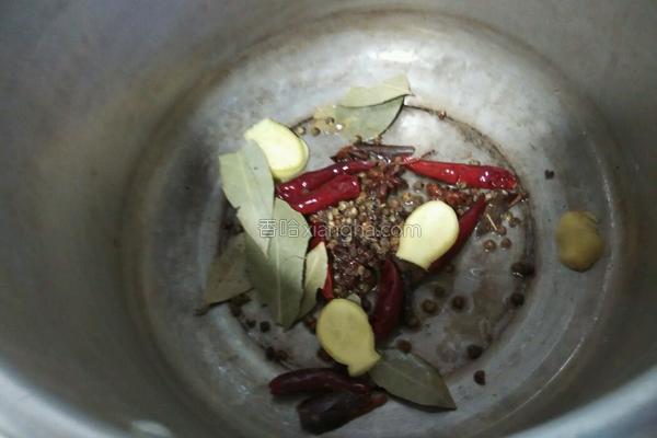 麻辣卤鸡爪好吃到连卤汁都不放过，我们一起来学做一下吧