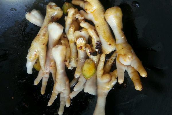 麻辣卤鸡爪好吃到连卤汁都不放过，我们一起来学做一下吧