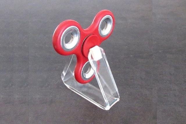 指尖陀螺的玩法，普通指尖陀螺炫酷玩法（指尖陀螺新玩法）