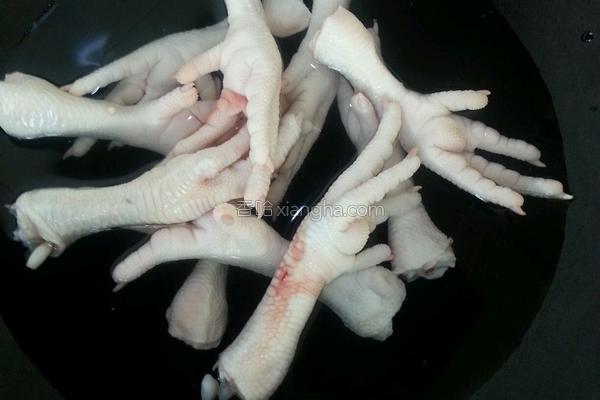 麻辣卤鸡爪好吃到连卤汁都不放过，我们一起来学做一下吧