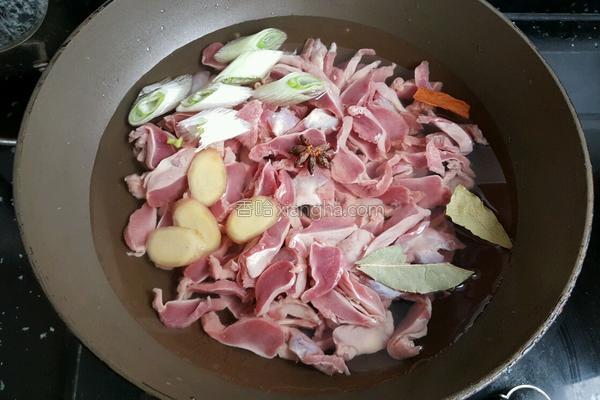 麻辣卤鸡爪好吃到连卤汁都不放过，我们一起来学做一下吧