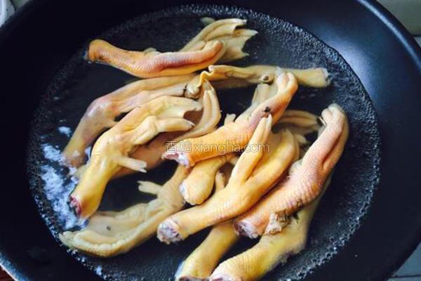 麻辣卤鸡爪好吃到连卤汁都不放过，我们一起来学做一下吧