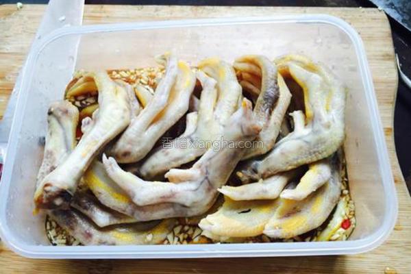 麻辣卤鸡爪好吃到连卤汁都不放过，我们一起来学做一下吧