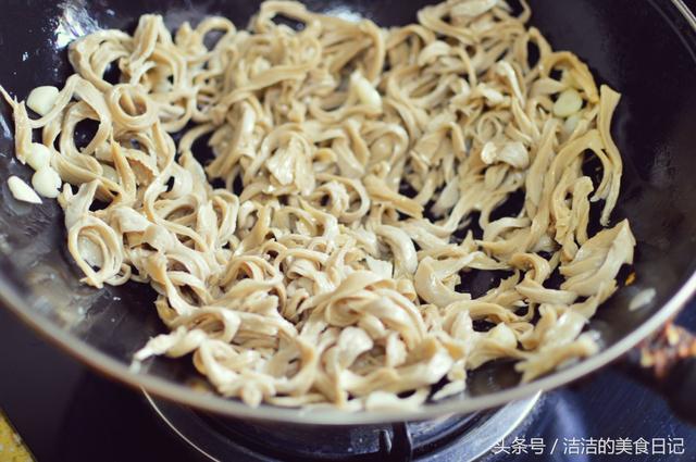炒面筋的家常做法，素炒香辣面筋的做法（炒面筋时一定要加入这味料）