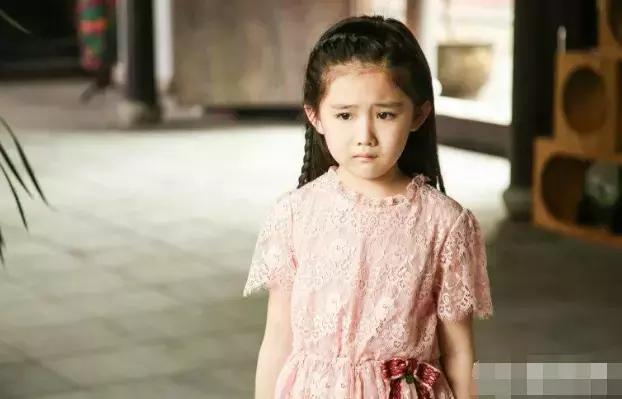 因为遇见你金依蓓在学校里画画，因为遇见你中韩两版童星对比饰演金依蓓的小童星太萌了