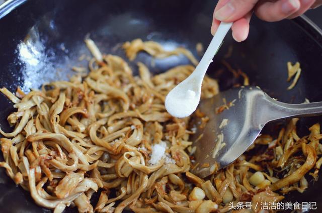 炒面筋的家常做法，素炒香辣面筋的做法（炒面筋时一定要加入这味料）