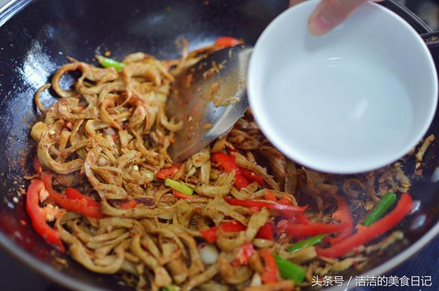 炒面筋的家常做法，素炒香辣面筋的做法（炒面筋时一定要加入这味料）
