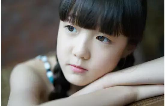 因为遇见你金依蓓在学校里画画，因为遇见你中韩两版童星对比饰演金依蓓的小童星太萌了