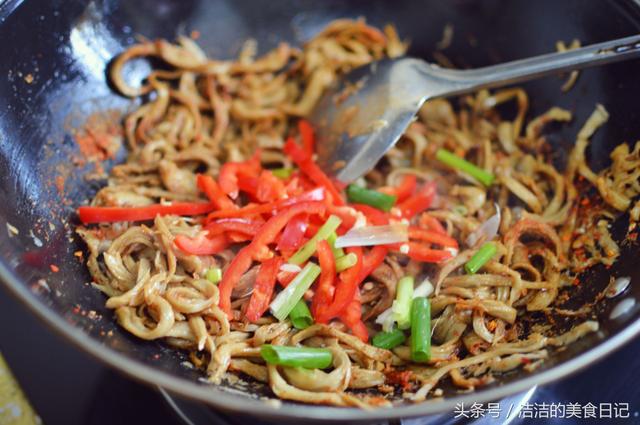 炒面筋的家常做法，素炒香辣面筋的做法（炒面筋时一定要加入这味料）