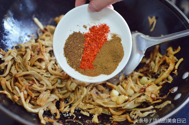 炒面筋的家常做法，素炒香辣面筋的做法（炒面筋时一定要加入这味料）