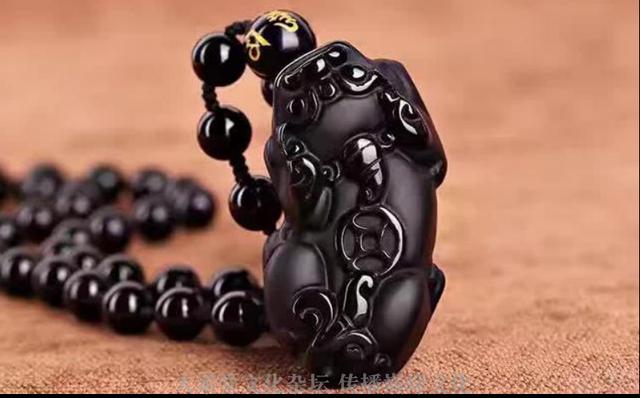 蕴含能量的黑曜石，拥有这块黑曜石将远离尘世忧伤