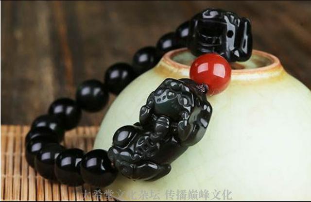 蕴含能量的黑曜石，拥有这块黑曜石将远离尘世忧伤