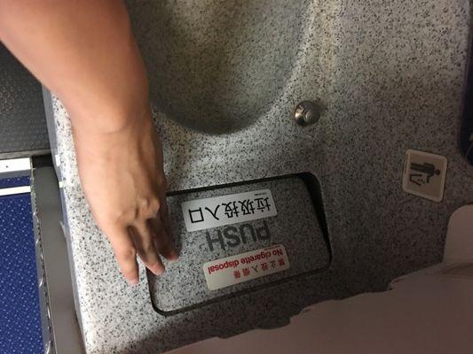 飞机上有厕所吗，飞机上的厕所去哪里了