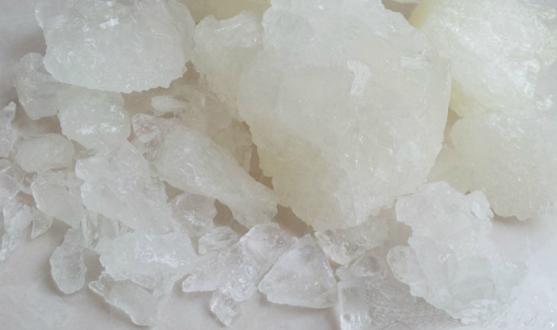 老冰糖和单晶冰糖有什么区别，红白冰糖功效不同