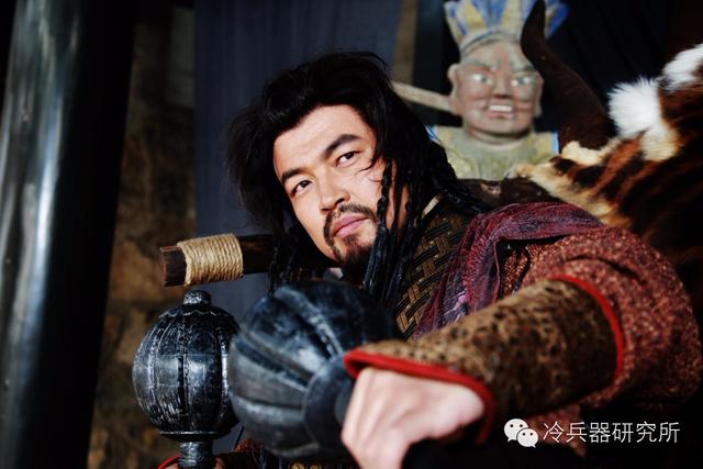 水浒传里的各种人物的兵器，威力最强的不是林冲的矛