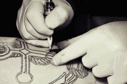 纹身过程中需要注意的，纹身别老问人家痛不痛