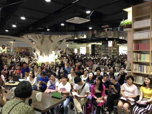 一代侠女郑佩佩，回首一笑七十年