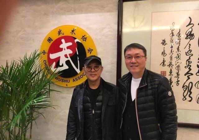 李连杰公开新照告别老态憔悴，55岁李连杰告别憔悴老态　微博公开新相逆龄回春20年