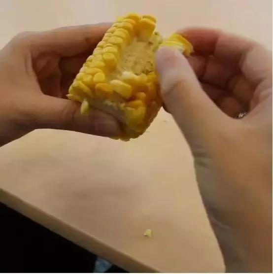 剥玉米的新技能，震惊了