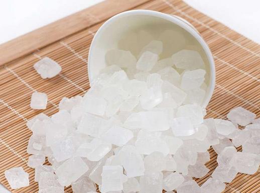 老冰糖和单晶冰糖有什么区别，红白冰糖功效不同