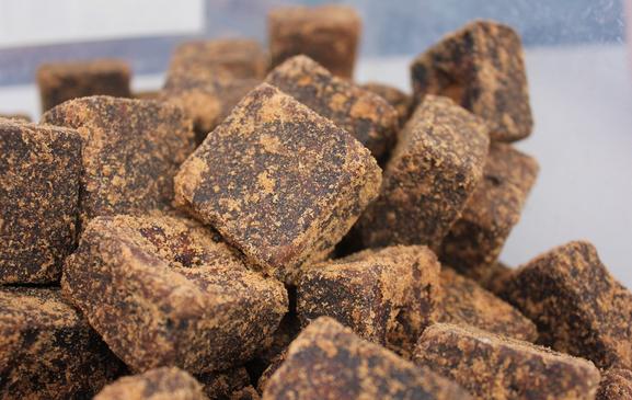 老冰糖和单晶冰糖有什么区别，红白冰糖功效不同