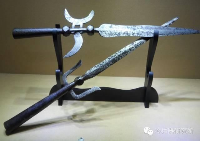 水浒传里的各种人物的兵器，威力最强的不是林冲的矛