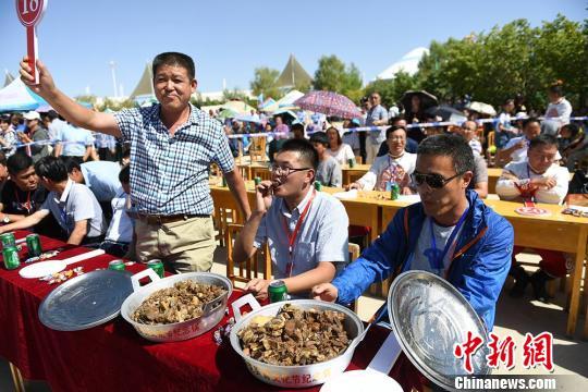 蒙古土窑烤羊肉炉，世界最大平底锅烹饪60只羊制成哈萨克族炕锅肉