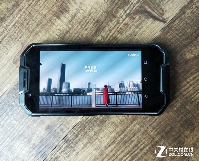 战狼2吴京使用的手机，吴京不用自己代言的国产手机而用外国品牌手机
