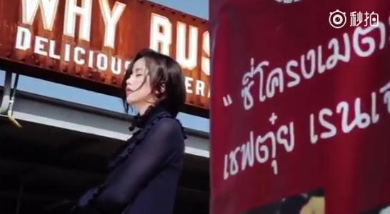 金所炫日常照，优雅与异国风情的交融